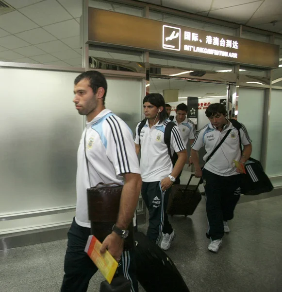 Члени Аргентина Олімпійської Збірної Футболу Прибути Аеропорт Шанхай Хунцяо Шанхаї — стокове фото
