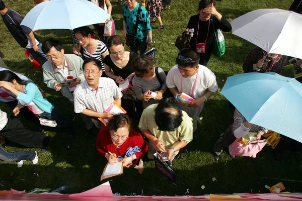 Čínští Rodiče Odborníci Bílé Límečky Všímají Poznámek Kontaktů Účastníků Během — Stock fotografie