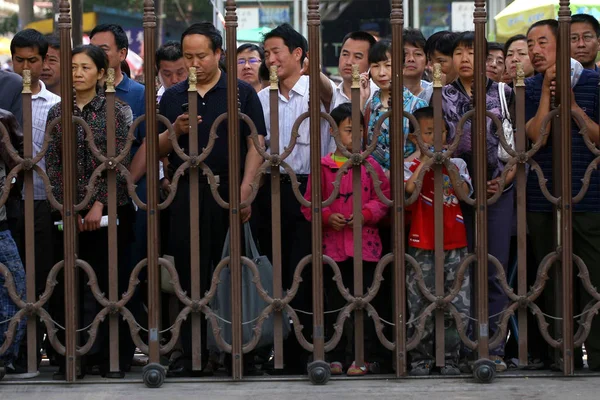 Chinesische Eltern Warten Vor Einer Mittelschule Ihre Kinder Während Der — Stockfoto