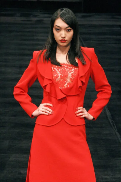 Model Parady Mody Włoskiej Michele Miglionico Haute Couture Kolekcji Tygodniu — Zdjęcie stockowe