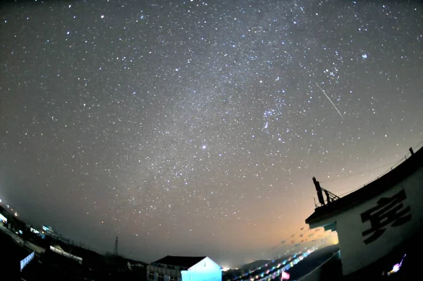 ジェミニド流星群は 2009年12月14日月曜日 中国東部山東省青島市の夜空に見られます — ストック写真