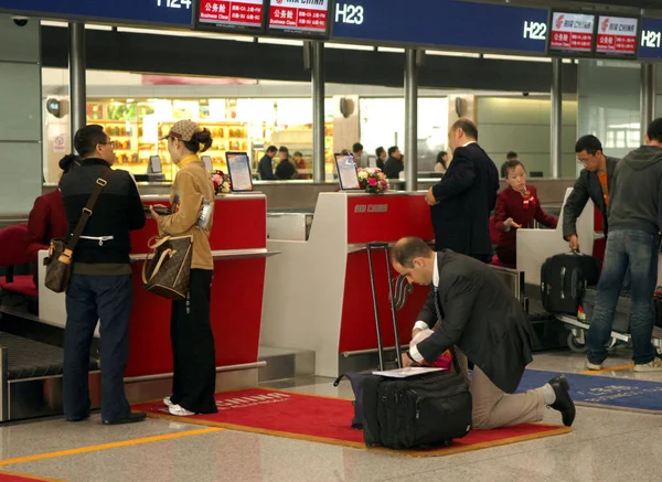 Een Buitenlandse Passagier Doorzoekt Zijn Bagage Beijing Capital International Airport — Stockfoto