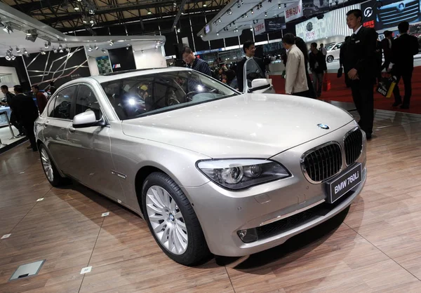 Para Pengunjung Melihat Limusin Bmw 760Li Yang Dipamerkan Pameran Industri — Stok Foto