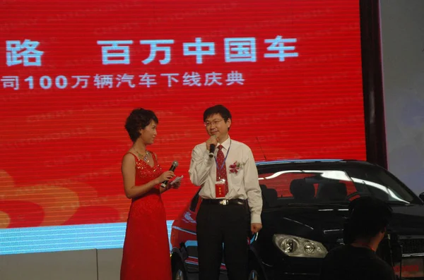 CheryのゼネラルマネージャーであるYin Tong 2007年8月22日 中国安徽省武州で開催されたChery A3車の発売式典で Chery A3車によるスピーチを発表しました — ストック写真