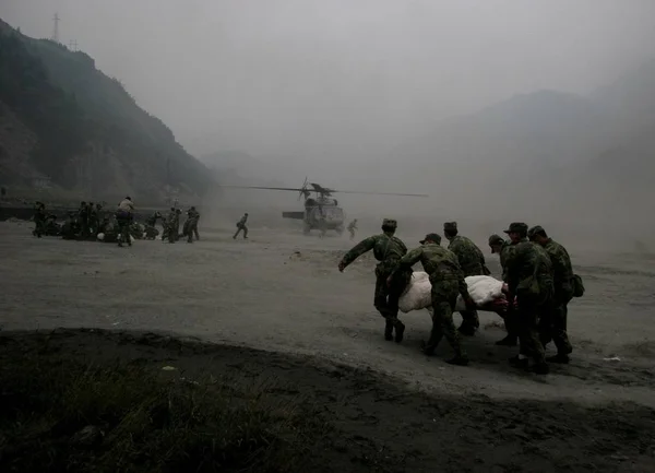 Kínai Katonák Hordoz Egy Túlélő Egy Helikopter Yingxiu Város Wenchuan — Stock Fotó