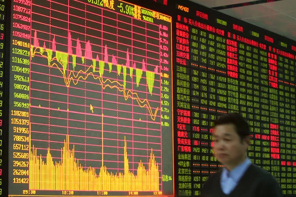 Chinese Shareholder Walks Big Screen Showing Share Prices Red Price — Stock Photo, Image