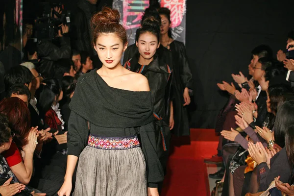 Modeller Parad Samlingen Liangzi Syrlig Valda Modevisning Kina Mode Vecka — Stockfoto