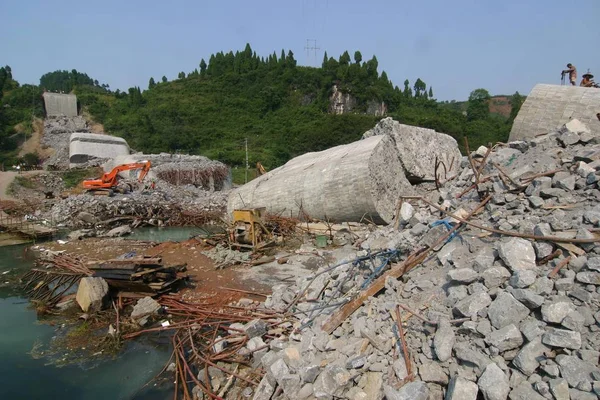 Rettungshelfer Suchen Den Trümmern Einer Eingestürzten Brücke Nach Überlebenden Und — Stockfoto