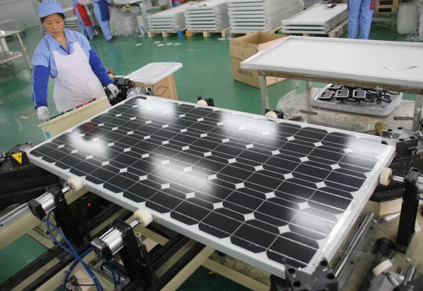 Čínští Dělníci Výroby Solárních Panelů Závodě Nové Energetické Eoplly Technology — Stock fotografie