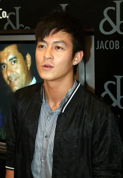 2007年10月12日 香港歌手陈爱辛在上海为雅各布公司举办的促销活动中摆姿势 — 图库照片