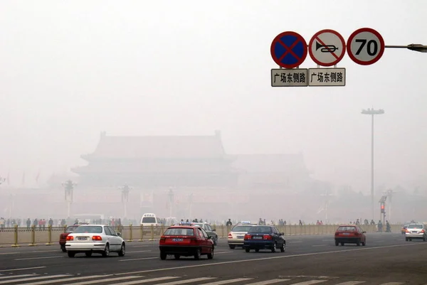 Aire Está Gravemente Contaminado Por Smog Debido Que Gente Lanza — Foto de Stock