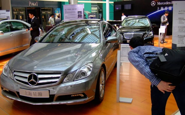 Návštěvník Dívá Mercedes Benz Auto Během Představení Obchodě Šanghaji Číně — Stock fotografie