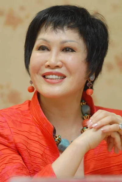 2007年5月24日 中国福建省厦门市岳赛化妆品公司创始人关悦女士在一次活动上为宣传她的著作 完整的中国女人与中国绅士 做出了反应 — 图库照片