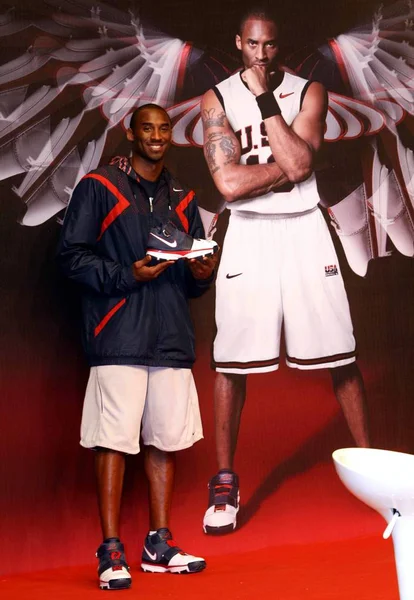 Nba Superstar Kobe Bryant Los Angeles Lakers Shows His Nike — Stock Photo, Image