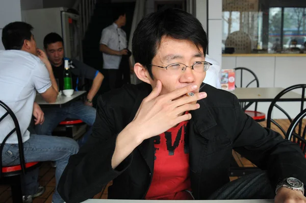 2008년 15일 베이징의 식당에서 담배를 피우고 중국인 — 스톡 사진