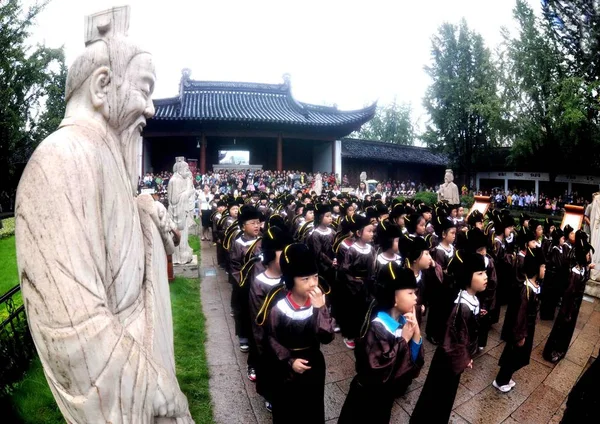 Elever Traditionella Kostymer Närvara Vid Ceremoni Ett Konfucius Tempel Nanjing — Stockfoto