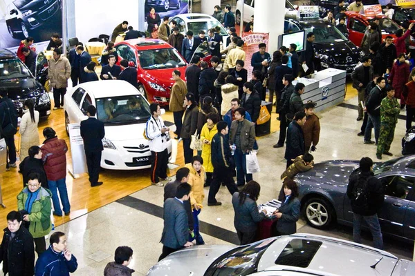 Multitud Visitantes Observan Automóviles Una Feria Automóviles Jinan Provincia Chinas — Foto de Stock