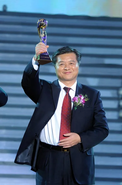 2009年12月23日 凤凰出版传媒集团董事长兼总裁谭越在中国北京举行的 2009年 Ctv 中国经济数据奖颁奖仪式上举起了奖杯 — 图库照片
