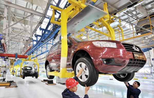 Trabajadores Fábricas Chinas Reúnen Camionetas Geely Gleagle Planta Automóviles Geely — Foto de Stock