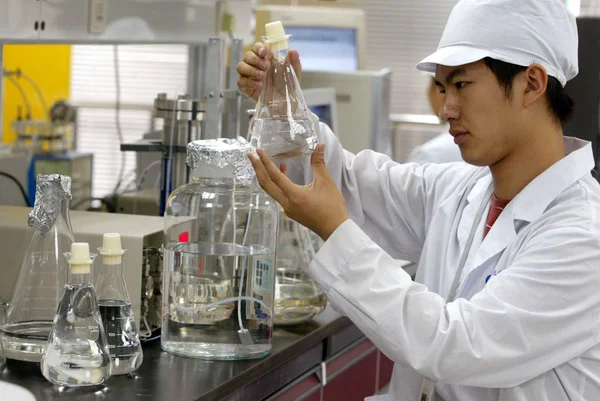 Investigador Chino Examina Muestras Laboratorio Tianjin Huadali Biotechnology Ltd Tianjin — Foto de Stock