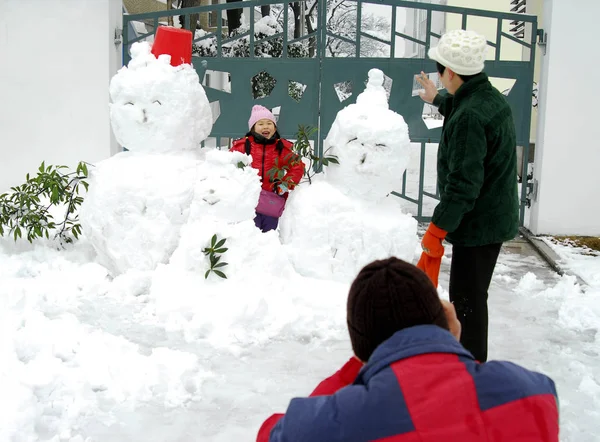 Niño Chino Posa Con Dos Muñecos Nieve Hangzhou Este Provincia —  Fotos de Stock