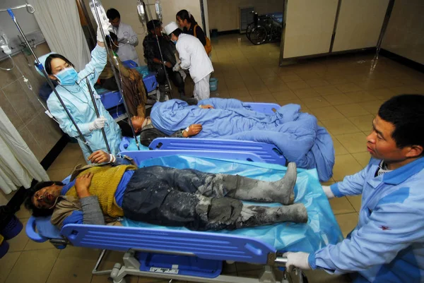 Trabalhadores Migrantes Chineses Recebem Tratamento Médico Hospital Depois Que Edifício — Fotografia de Stock