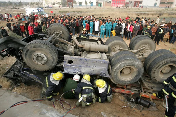 Despertadores Chinos Rescate Llevan Una Víctima Herida Después Que Camión — Foto de Stock