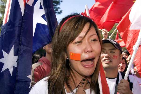 Uma Garota Chinesa Local Canta Outras Acenam Com Chinas Bandeiras — Fotografia de Stock