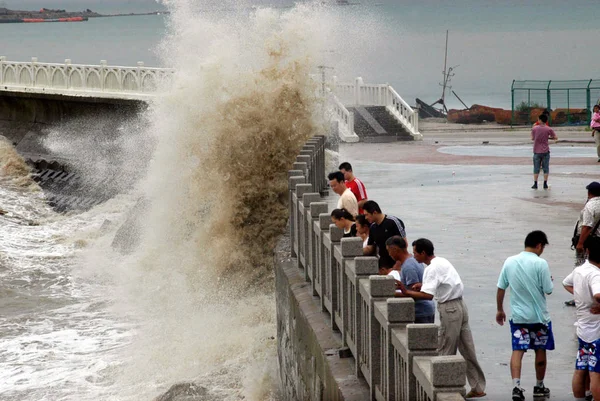 Τοπικοί Κινέζοι Πολίτες Δείχνουν Μεγάλα Κύματα Που Προκαλούνται Από Την — Φωτογραφία Αρχείου