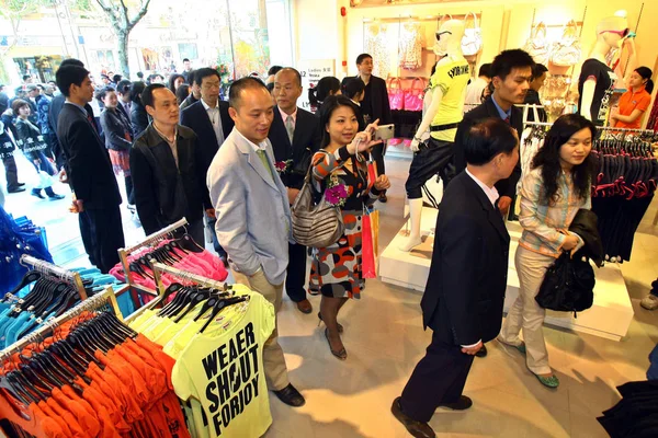 で買い物をしている顧客のビュー淮道路の最初の中国旗艦店 上海の賑やかな商店街 4月25日2008 — ストック写真