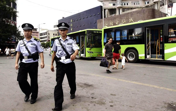 2008年7月23日 中国警察在中国中部湖南省长沙市街头巡逻 — 图库照片