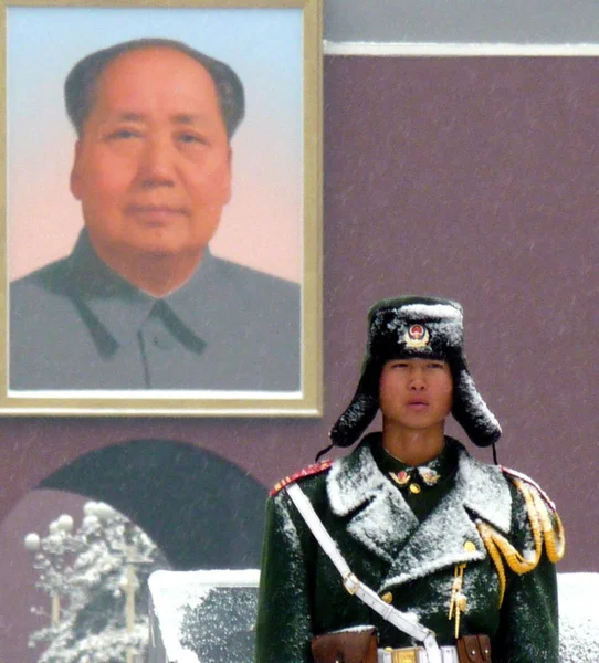 Policial Paramilitar Chinês Fica Guarda Frente Retrato Mao Zedong Tiananmen — Fotografia de Stock