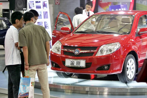 Kínai Látogatók Nézz Geely Során Egy Autó Mutat Ban Shanghai — Stock Fotó