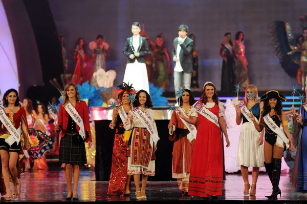 Deelnemers Tonen Traditionele Jurken Van Hun Landen Tijdens 2008 Miss — Stockfoto