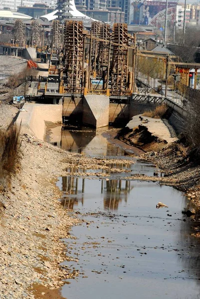 Waterwheels Przestać Działać Powierzchnie Koryta Rzeki Jako Poziom Wody Yellow — Zdjęcie stockowe