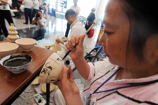 Artesãos Chineses Fazem Produtos Porcelana Durante Show Para Promover Cultura — Fotografia de Stock