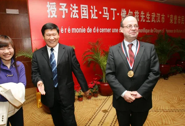 ジャン マルティン Folz Psa プジョーの社長は Xiansheng から名誉市民の証明書を受信するために待っています 武漢の市長 南中国湖北省の首都である授賞式で 200 — ストック写真