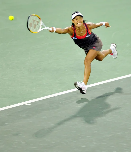 日付日本クルム公子は南火曜日 2009 中国広東省広州市の広州国際女子テニス オープン 2009 の間にスペインのアナベル メディナ ガリゲスと競う — ストック写真