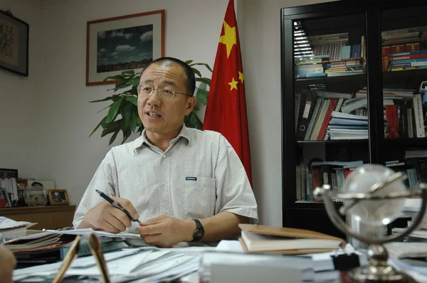 가오시칭 2005년 16일 베이징에 자신의 사무실에서 국가사회보장기금 위원회 부위원장 — 스톡 사진