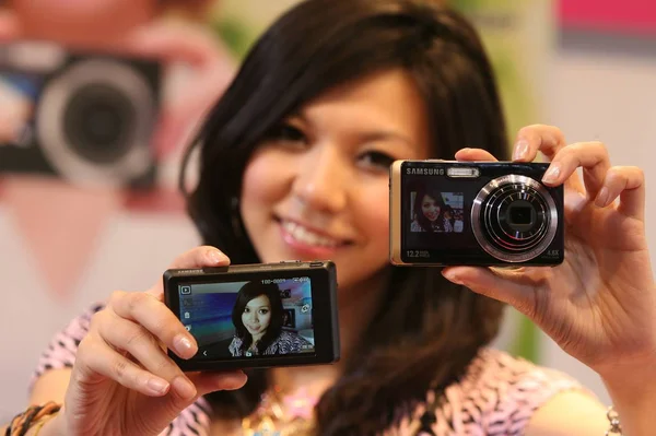 Modelo Exibe Duas Câmeras Samsung Dualview Durante Uma Conferência Imprensa — Fotografia de Stock