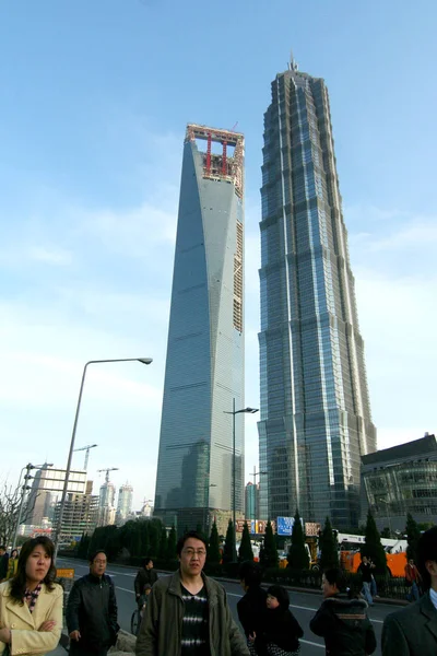 Lokale Chinesische Bürger Gehen Shanghai World Financial Center Vorbei Links — Stockfoto