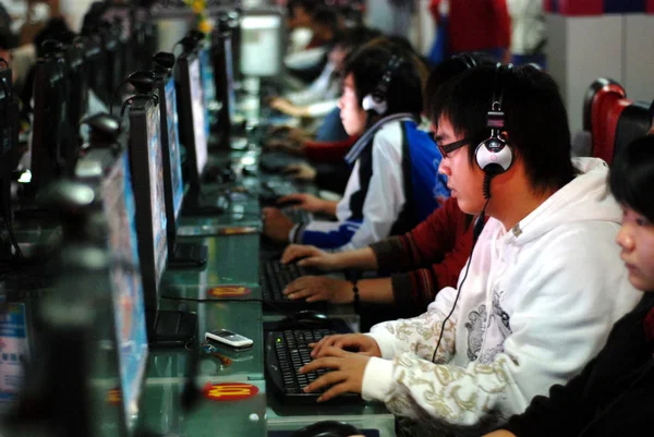 Chiński Młodych Ludzi Grać Gry Online Surfować Internecie Kawiarence Internetowej — Zdjęcie stockowe