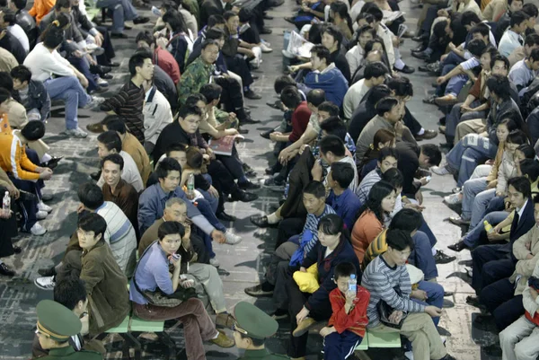 Scharen Chinesischer Passagiere Warten Einem Provisorischen Verkaufszentrum Für Bahnfahrkarten Guangzhou — Stockfoto