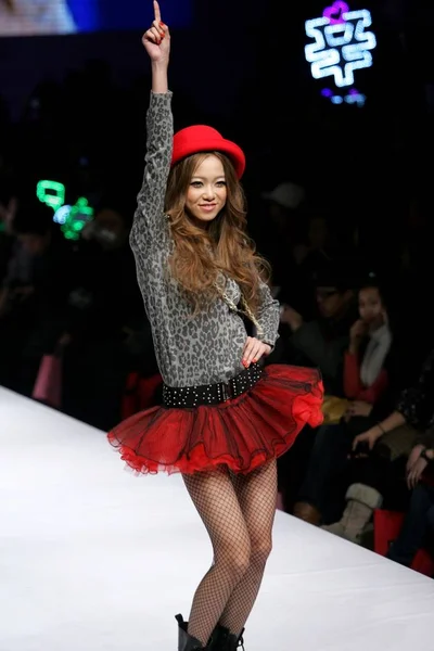 Een Chinese Model Parades Peking Girl Fashion Show Tijdens China — Stockfoto