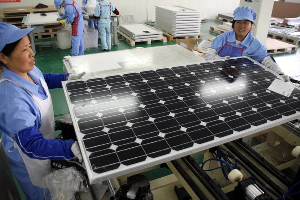 Les Ouvriers Usine Chinois Fabriquent Des Panneaux Solaires Usine Eoplly — Photo