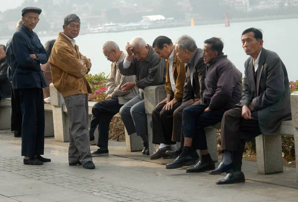 File Chinese Senior Citizens Take Rest Lujiang River Xiamen Southeast — стоковое фото
