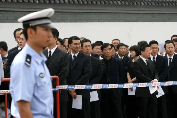 Agente Polizia Cinese Guardia Mentre Gente Fila Piangere Zhuo Lin — Foto Stock