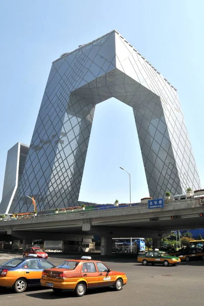 Mobil Melewati Menara Cctv Baru Beijing Cina Agustus 2008 — Stok Foto