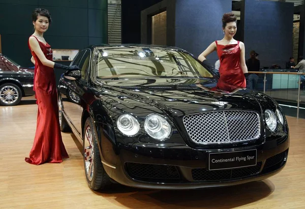 Modellen Poseren Met Een Bentley Continental Flying Spur Bij Auto — Stockfoto