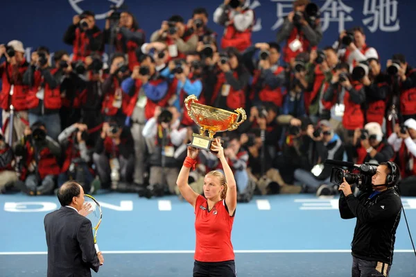 Svetlana Kuznetsova Rusia Sostiene Trofeo Durante Una Ceremonia Premiación Después —  Fotos de Stock